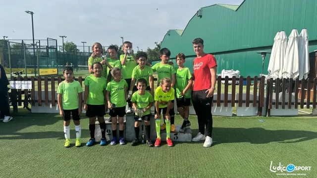El pasado domingo se disputaba la gran final de la ⚽⚽ Liga de Promoción de Fútbol Soccerworld Zaragoza ⚽⚽, donde todos nuestros equipos lo dieron todo sobre el césped, animados en todo momento por entrenador@s 🧑‍🏫, familiares 👨‍👩‍👧‍👦 y amig@s 🎉.

¡Enhorabuena a tod@s por una grandísima temporada! 🏆👏

Gracias a la organización, al equipo de coordinación, entrenadores 💪 y, por supuesto, a tod@s l@s participantes 🧒🧑 y familiares acompañantes ❤️ por el esfuerzo y dedicación demostrados durante todo el curso 📅.

@soccerworld_zaragoza 

#extraescolares #deporte #fútbol #diverfútbol #educación #torneos #soccerworld ⚽🔥🎊
