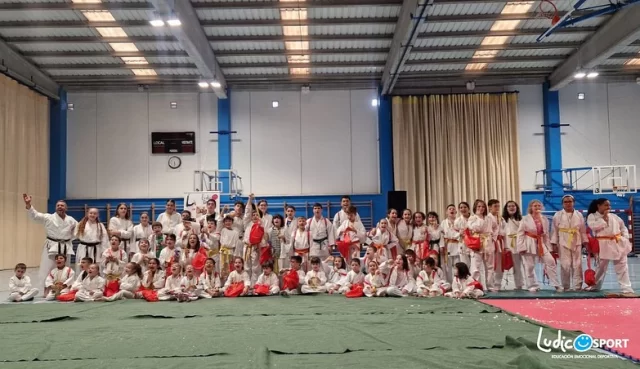 ¡Seguimos con nuestras exhibiciones de fin de curso! ⚽🏀🎭🎨🩰🥋

Durante la semana hemos continuado con las exhibiciones en los colegios Jerónimo Blancas y La Jota, donde nuestr@s alumn@s siguen brillando con todo lo aprendido a lo largo del curso. @afe.lajota  @ampa_jeronimoblancas 

Llenos de ilusión, alumn@s y profes demuestran su talento con arte, energía y muchísima pasión.

¡Muchas gracias por acompañarnos un año más y por formar parte de esta gran aventura educativa! 🚀

@peak.english.zaragoza @datchball

#Extraescolares #Deporte #Arte #Idiomas #Tecnología #Animación #Exhibición #Festival #Torneos #FiestaFinal #EducaciónConPasión
